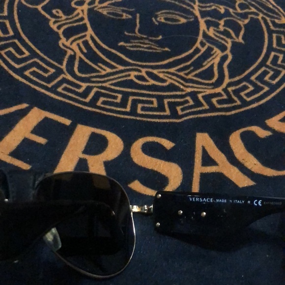 Authentic VERSACE pilot sunglasses ?, normal scratches of use , priced to sell! main image 4